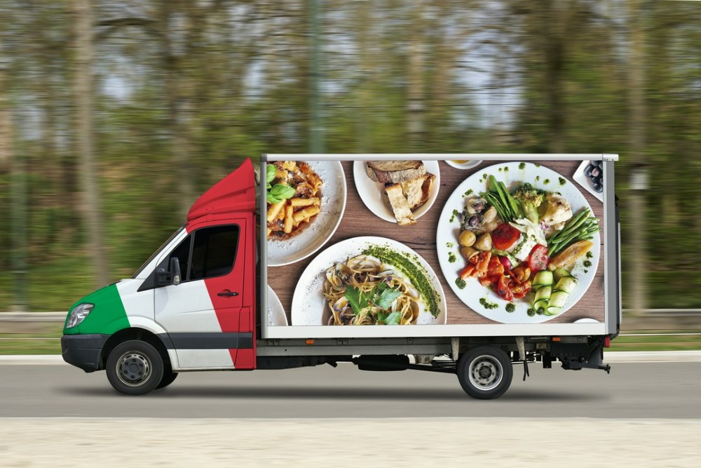 samochód dostawczy z reklamą włoskiego jedzenia